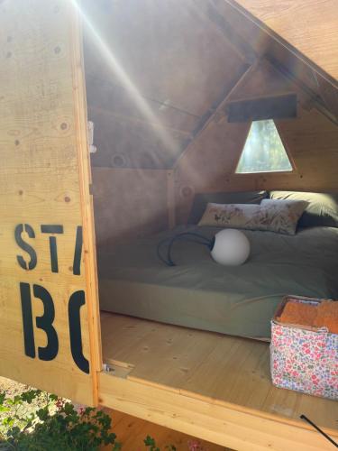 莫尔费塔#StarsBoxtragliulivi的屋顶小房子里的一张床位