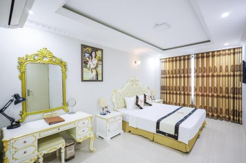 清化Khách Sạn Phượng Hoàng 3的一间卧室配有一张床、一个梳妆台和镜子