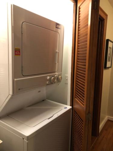 纽约纽约之家酒店的冰箱上方的微波炉