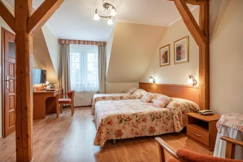 韦巴莱赫度假Spa度假村的酒店客房配有两张床和一张书桌
