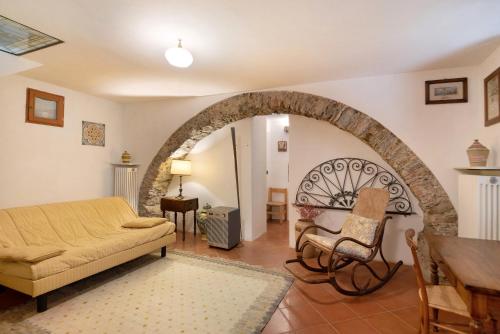 莱万托Casa di Gina的客厅配有沙发和椅子
