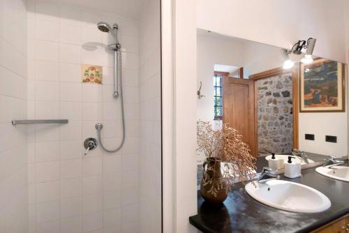 莱万托Casa di Gina的一间带两个盥洗盆和淋浴的浴室