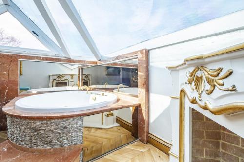 伊斯坦布尔Magnificent Studio Flat in Uskudar的带浴缸和两个盥洗盆的浴室