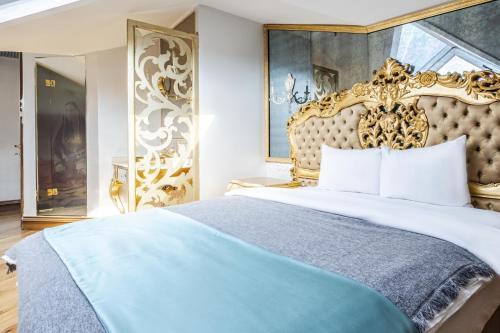 伊斯坦布尔Magnificent Studio Flat in Uskudar的一间卧室配有一张带蓝色毯子的大床