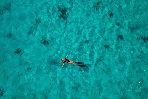 班塔延岛NorthVille Beach Resort powered by Cocotel的躺在水面板上的男人