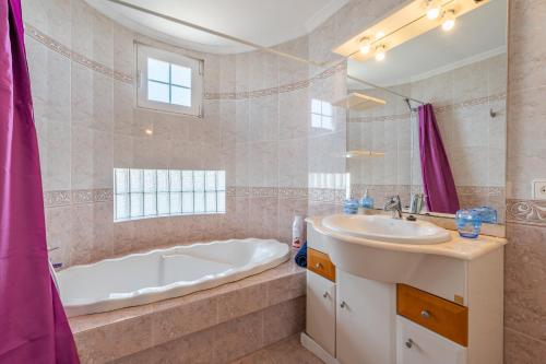 马略卡岛帕尔马Villa Laura的带浴缸和盥洗盆的大浴室