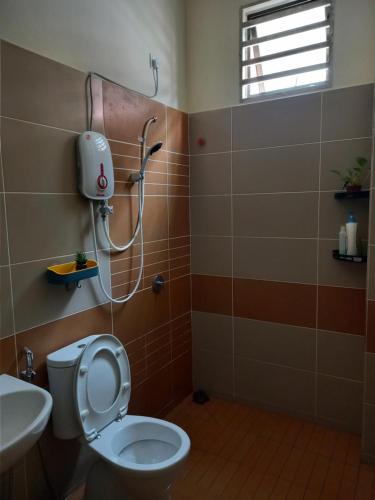 双溪大年RS Homestay的一间带卫生间和淋浴的浴室