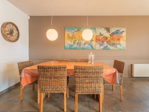 Charming apartment in Zeeland with beautiful sea view餐厅或其他用餐的地方