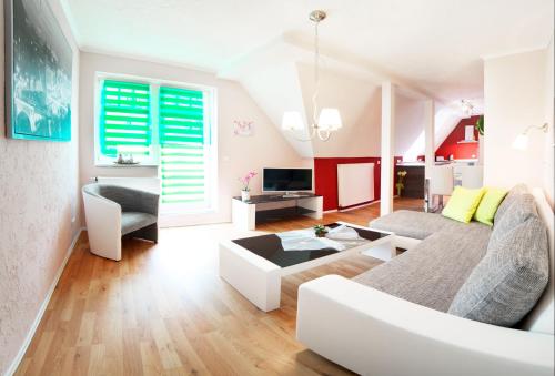苏尔Appartement Stadtpartie的客厅配有沙发和桌子