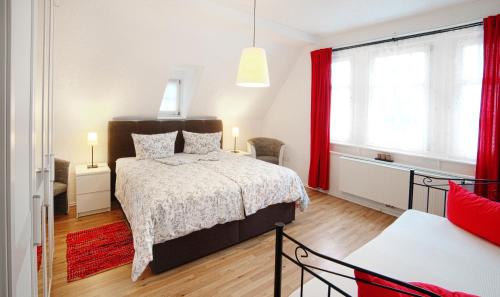 苏尔Appartement Stadtpartie的一间卧室配有一张带红色窗帘的大床