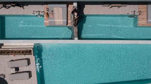 阿斯格罗Sun City Luxury Apartments的两个游泳池的顶部景色,里面的人