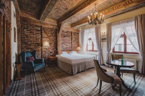 托伦索拉里斯酒店的一间卧室设有一张床和砖墙