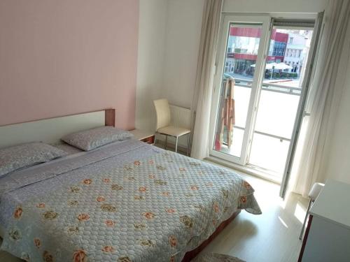 多博伊Apartman Best的一间卧室设有一张床和一个大窗户