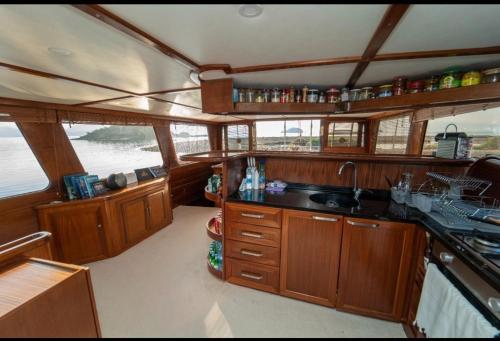 戈西克Aden yachting的船上的厨房,配有木柜