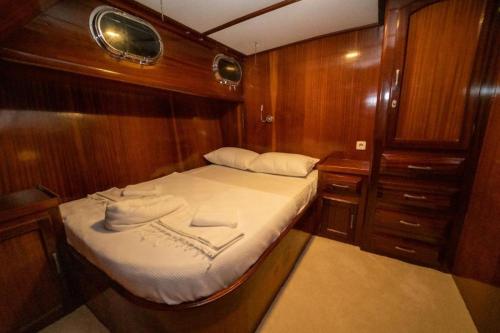 戈西克Aden yachting的船后的小床