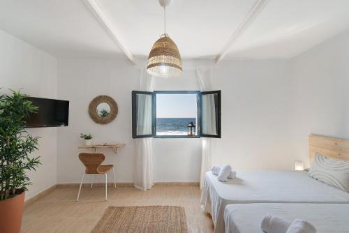 摩亚El Altillo House的一间卧室配有一张床,享有海景