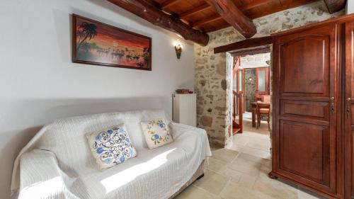 阿吉斯麦罗纳斯Traditional Cretan Houses,Agios Myronas的客厅配有白色沙发和木柜