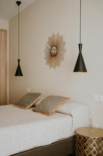 托雷德尔马尔Apartamentos Levante - Mares的一间卧室配有一张带两个枕头和镜子的床
