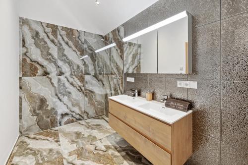 韦因道旁格兰茨Luxus Chalet Max的一间带水槽和镜子的浴室