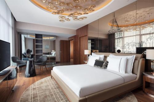 伊斯坦布尔伊斯坦布尔莱昂内尔酒店的一间带大床的卧室和一间客厅