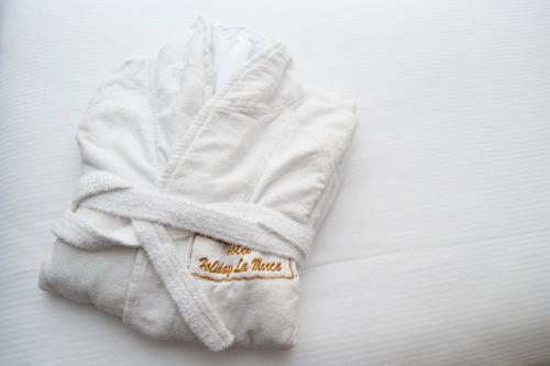 维洛尔巴假日拉马卡酒店的上面有标签的白色毛巾