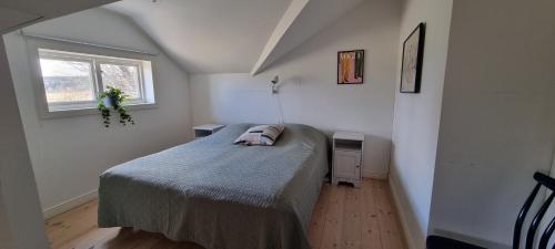 尼雪平Kiladalens Golf & Lodge的一间小卧室,配有床和窗户