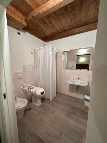 斯波莱托Borgo delle Mole的一间带卫生间和水槽的浴室