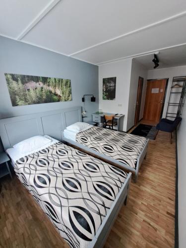 珀尔瓦佩萨酒店的一间卧室配有两张床和一张桌子
