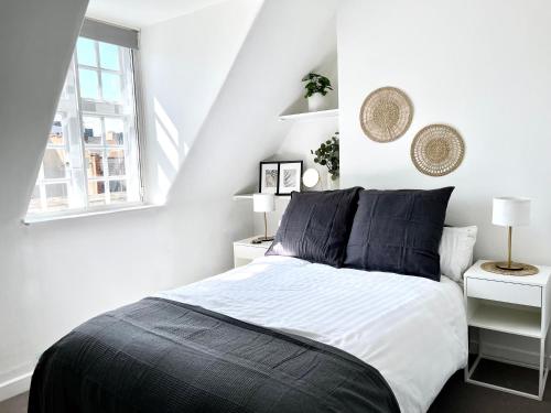 伦敦NEW Oxford Circus 2 Bedr, 3 Beds Best Location的白色的卧室设有床和窗户