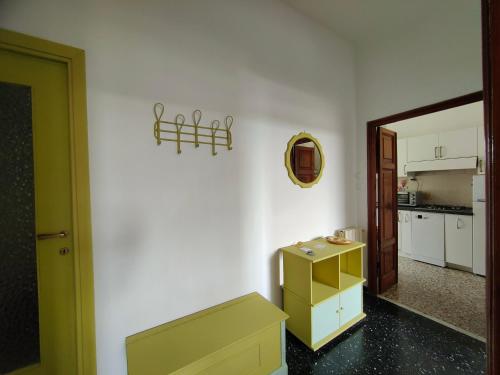 格拉齐Appartamento Case Rosse的厨房设有白色的墙壁和黄色的橱柜