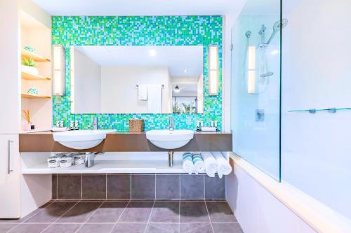 埃尔利海滩Absolute Luxury Marina Lifestyle at The Port of Airlie Beach的浴室设有2个水槽和镜子