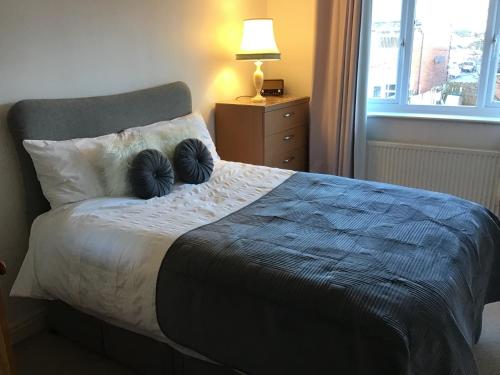 莫顿Dovedale Apartment的一间卧室配有一张带两个枕头的床