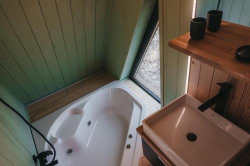 瓦特拉多尔内Haita Land的带浴缸和盥洗盆的小浴室