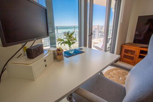 达尔文Darwin luxury apartment的客厅配有桌子和电视机