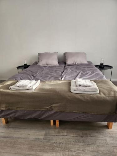 Gáiju Apartment的一张大床,上面有两条毛巾
