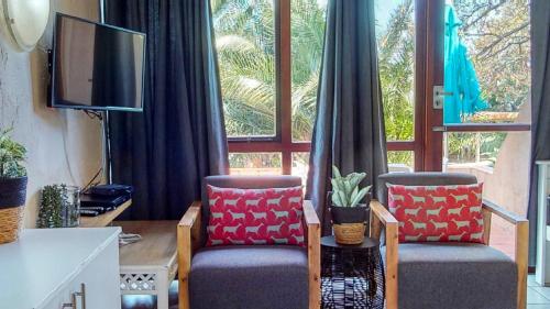 绍斯布鲁姆San Lameer Villa 2516 by Top Destinations Rentals的客厅配有两把椅子和电视