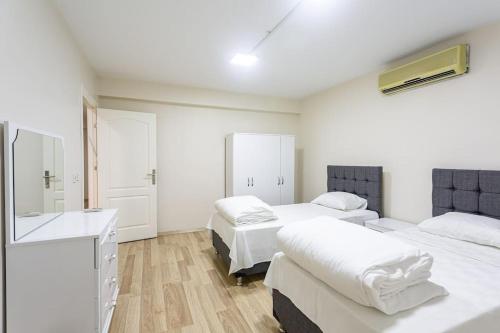伊斯坦布尔Lamartin的一间医院间,配有两张床和盥洗盆
