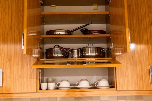 伊斯坦布尔Lamartin的碗柜,带锅碗瓢盆和其他厨房用品