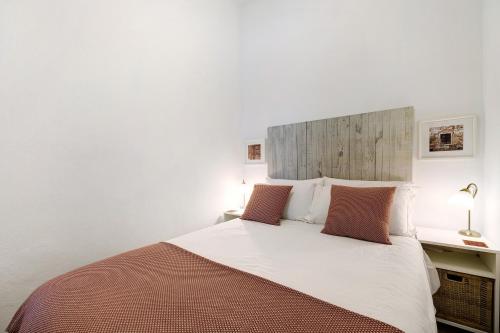 西尔韦斯Casa Doce的卧室配有一张带两个枕头的大白色床