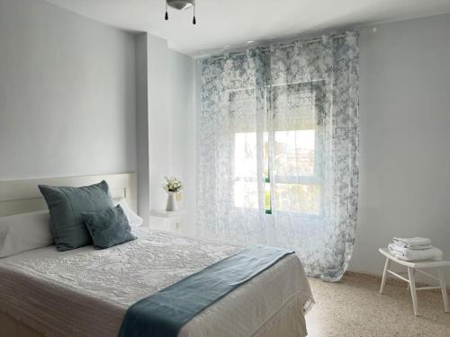 桑卢卡尔-德巴拉梅达Apartamento GUADALQUIVIR的一间卧室设有一张大床和一个窗户。