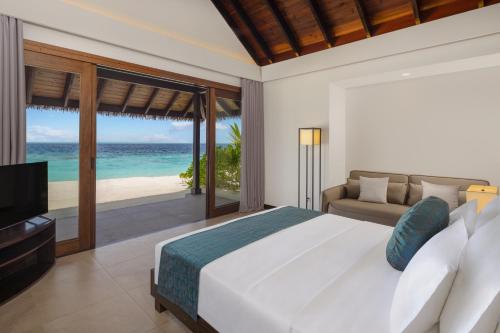 弗里德胡NOOE Maldives Kunaavashi的一间卧室配有一张床,享有海景