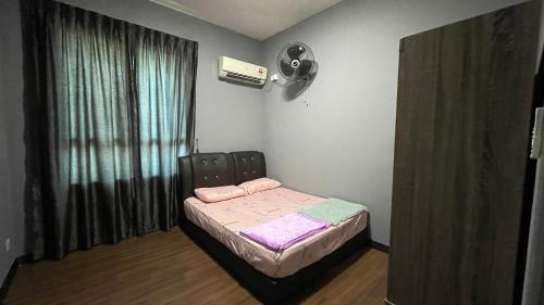 Bandar IndahSandakan Homestay IJM Condo 3R2B Serenity Lodge 明悦之居 - 7 Pax的一间带一张床和风扇的小卧室