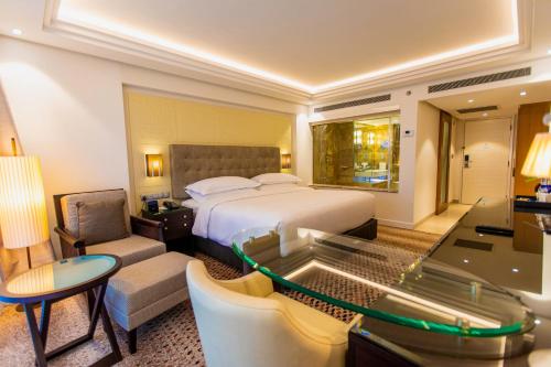 阿布贾Abuja Continental Hotel的酒店客房设有一张大床和一张书桌。