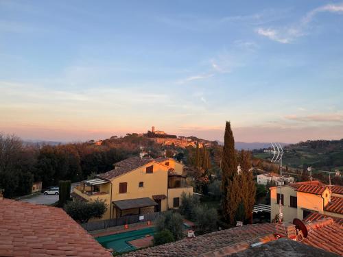 蒙泰斯库达伊奥Residence La Villa的从房子的屋顶上可欣赏到城镇景色