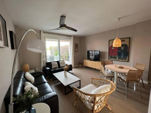 科斯塔巴伦娜Costa Ballena - Duplex Playa Lar Beach House的客厅配有沙发和桌子
