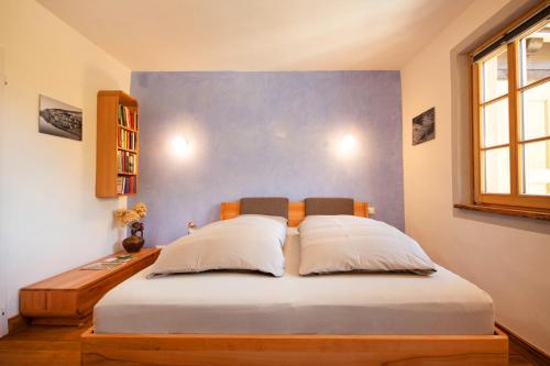 摩泽尔河畔的泽尔Das haus in spay an der Mosel mit Sauna的一间卧室配有一张大床和两个枕头