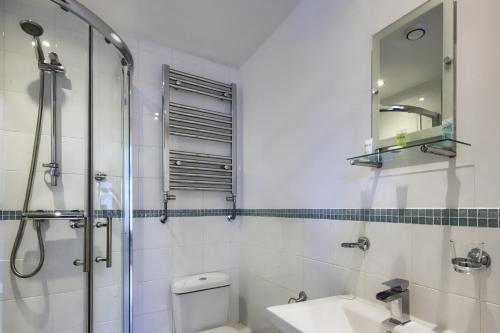 索厄比布里奇The New Rushcart Inn & Country Dining的带淋浴、盥洗盆和镜子的浴室