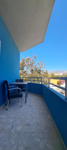 维辛达里奥Resort Suites Vecindario的阳台设有长凳和蓝色的墙壁。