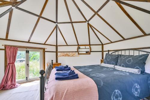 索尔塔什Lower Marsh Farm in Cornwall的一间卧室设有一张床和一个窗口