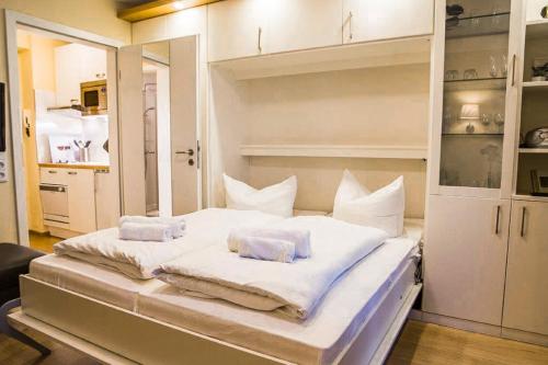 库克斯港Haus Horizont HZ02的一张带两个枕头的大白色床